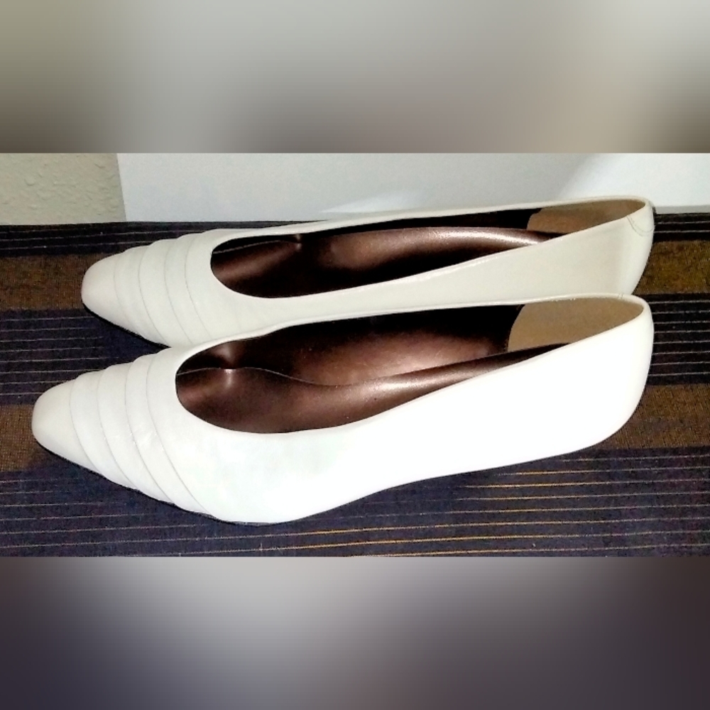 Nickels Beautiful White size10 Vintage Pumps Made in Spain Genuine Leather